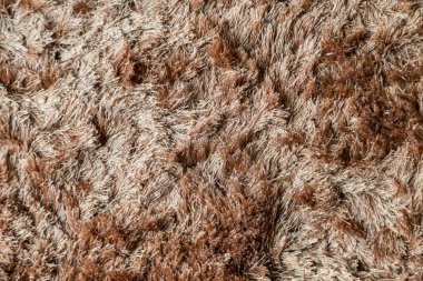 Uzun desenli kahverengi kumaş halısı