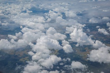Gökyüzü ve bulutlar hava planı arkaplanından görünüyor