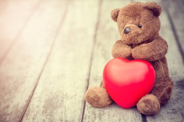 Esmer Ayı ve Kızıl Kalp 'in klasik tonu Aşkına dikkat etmek için eski ahşap arka planda