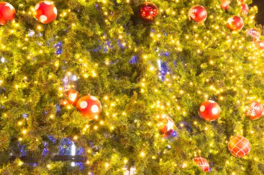 Kırmızı top ve ışık arka planlı dekoratif Noel ağacı