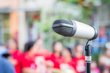 Bulanık arkaplan olan halka açık alanda mikrofonu kapat