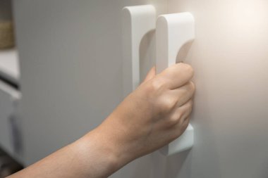 Kadın arka plan için el ile gardırobu açar