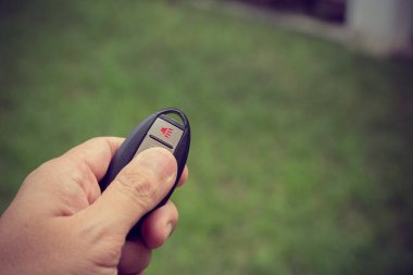 Yeşil arkaplanda uzaktan kumanda