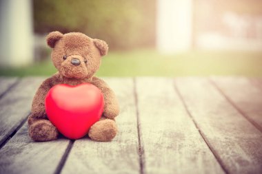 Esmer Ayı ve Kızıl Kalp 'in klasik tonu Aşkına dikkat etmek için eski ahşap arka planda