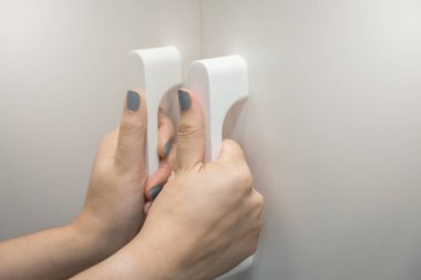 Kadın arka plan için el ile gardırobu açar