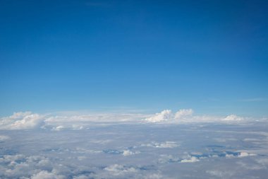 Gökyüzü ve bulutlar hava planı arkaplanından görünüyor