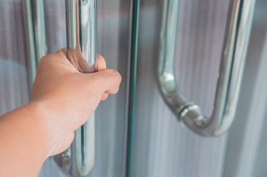 Adam eli bir ofis arka kapısı açmak için hazır olun