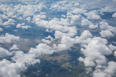 Gökyüzü ve bulutlar hava planı arkaplanından görünüyor