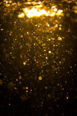 Siyah arkaplan ile soyut altın bokeh