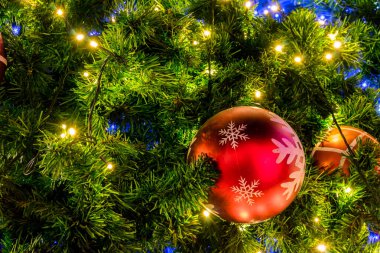 Kırmızı top ve ışık arka planlı dekoratif Noel ağacı