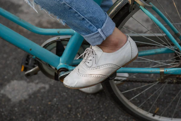 Kvinnliga Bär Jeans Och Bär Vita Skor Rider Cykel Parken — Stockfoto