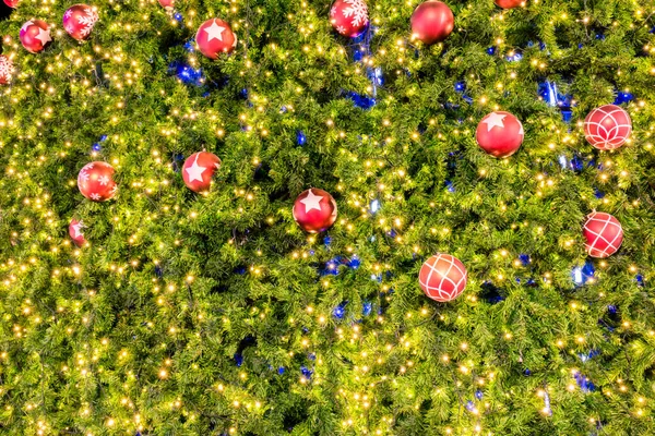 Árbol Navidad Decorativo Con Bola Roja Fondo Claro —  Fotos de Stock