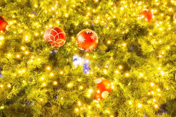 Arbre Noël Décoratif Avec Boule Rouge Fond Clair — Photo