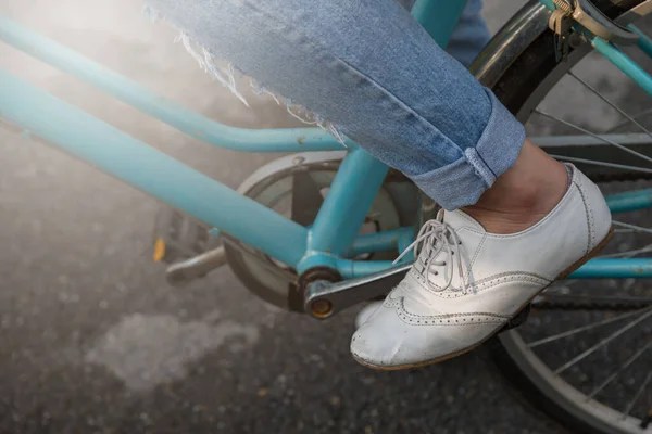 Kvinnliga Bär Jeans Och Bär Vita Skor Rider Cykel Parken — Stockfoto