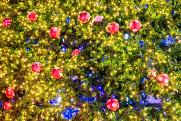 Árbol Navidad Decorativo Con Bola Roja Fondo Claro —  Fotos de Stock