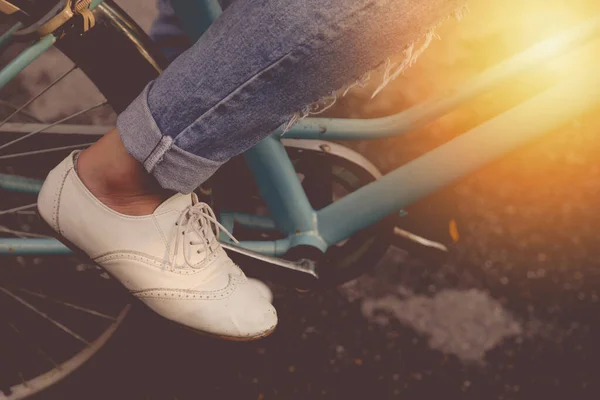 Kobieta Dżinsach Białych Butach Jeździ Rowerze Parku — Zdjęcie stockowe