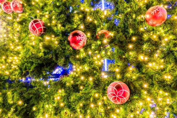 Διακοσμητικό Χριστουγεννιάτικο Δέντρο Κόκκινη Μπάλα Και Φως Φόντο — Φωτογραφία Αρχείου