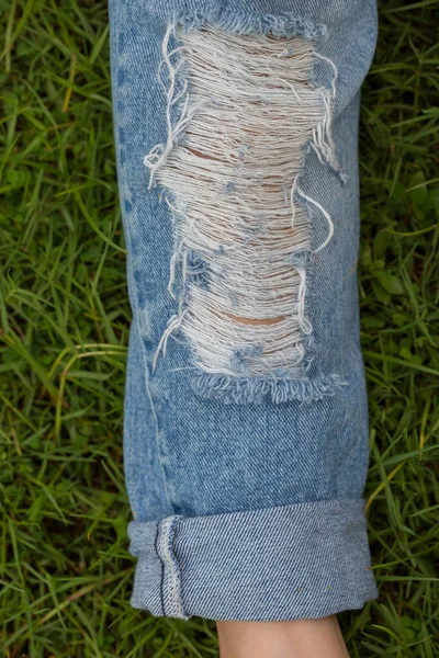 Vrouwelijke Gescheurde Jeans Achtergrond — Stockfoto