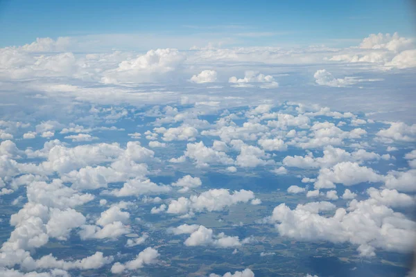 飛行機の背景から見た空と雲 — ストック写真