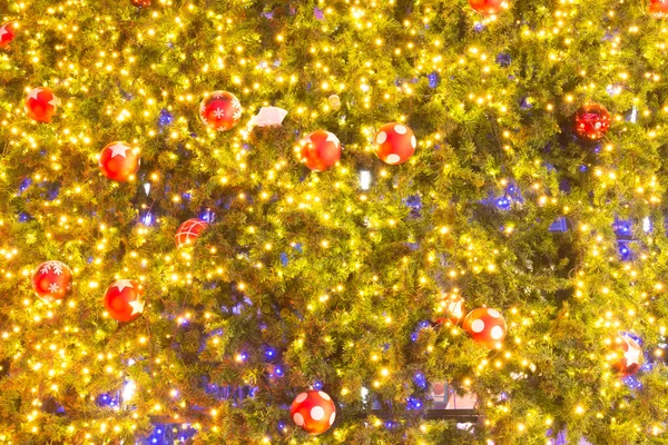 Árvore Natal Decorativa Com Bola Vermelha Fundo Claro — Fotografia de Stock