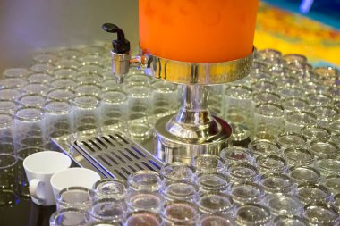 Açık büfe yemek arka planında portakal suyu olan bir sürü bardak.