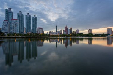 Gün batımı arka plan önce su yansıması ile bina şehir