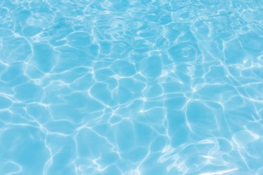 Yüzme havuzundaki su dalgalı su birikintisi