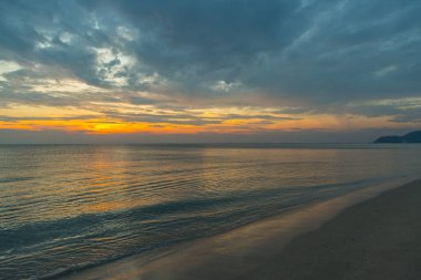 Siluet gün batımı plaj arka planında