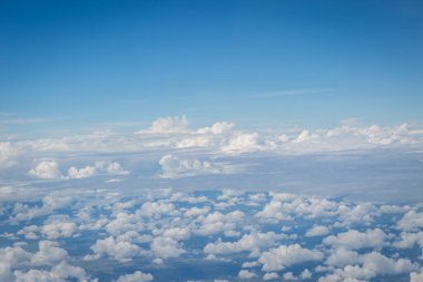 Gökyüzü ve bulutlar hava planı arkaplanından görünüyor