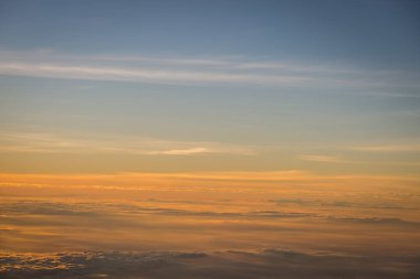 Güzel gökyüzü ve bulutlar gün batımından önce uçakla çekim yaparlar.
