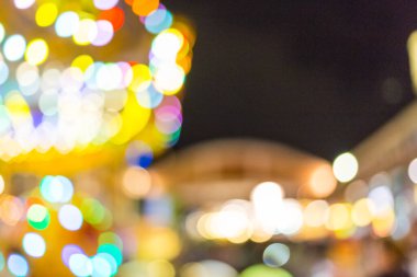 Karnaval festivali gece pazarının arka planında bulanık ışık