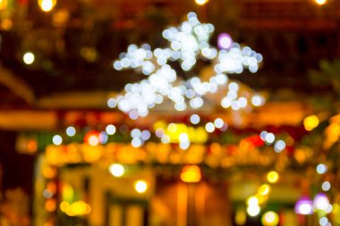 Şehir arka planında gece pazarı ile bulanık