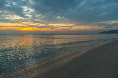 Siluet gün batımı plaj arka planında