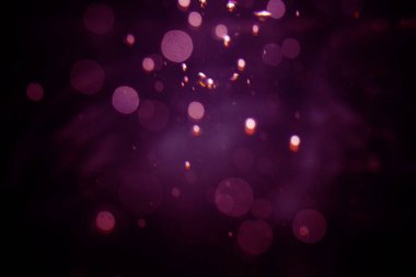 Siyah arkaplanda soyut bulanık bokeh