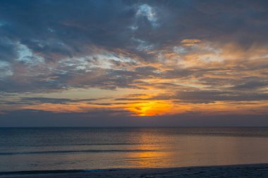Siluet gün batımı plaj arka planında