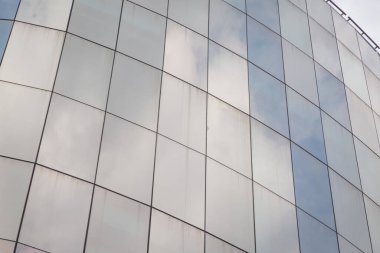 Bina arka planında mavi pencereler