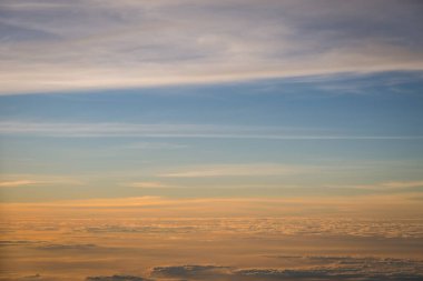 Güzel gökyüzü ve bulutlar gün batımından önce uçakla çekim yaparlar.