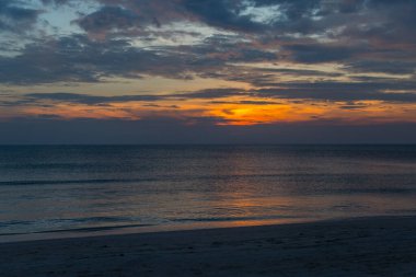 Siluet gün batımı plaj arka planında