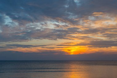 Siluet gün batımı plaj arka planında