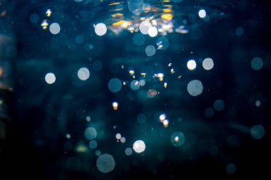 Siyah arka plan üzerinde ışık bokeh bulanıklık