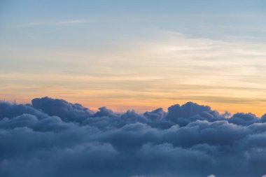 Güzel gökyüzü ve bulutlar gün batımından önce uçakla çekim yaparlar.