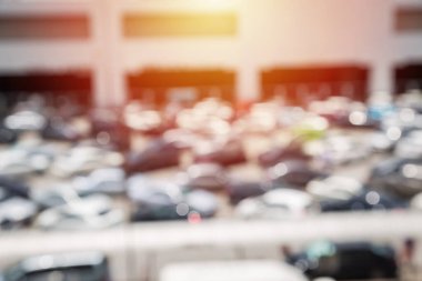 Otoparkın arka planında eski bir bulanık araba.