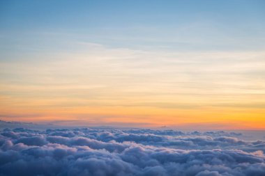 Güzel gökyüzü ve bulutlar gün batımından önce uçakla çekim yaparlar.