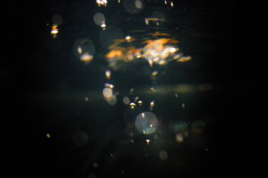 Siyah arkaplanda soyut bulanık bokeh