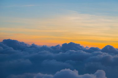 Güzel gökyüzü ve bulutlar gün batımından önce uçakla çekim yaparlar.