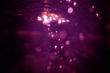 Siyah arkaplanda soyut bulanık bokeh