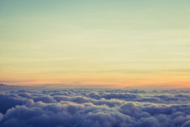 Güzel gökyüzü ve bulutlar gün batımından önce uçakla çekim yaparlar.