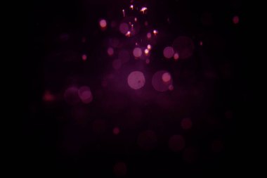 Siyah arkaplanda soyut bulanık bokeh