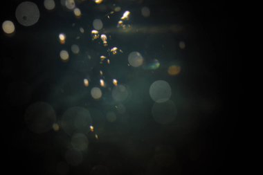 Siyah arkaplanda soyut bulanık bokeh