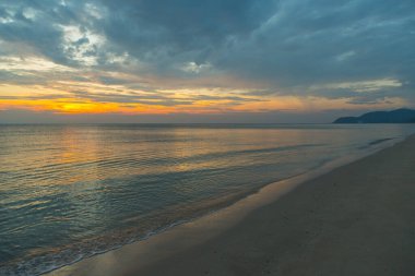 Siluet gün batımı plaj arka planında
